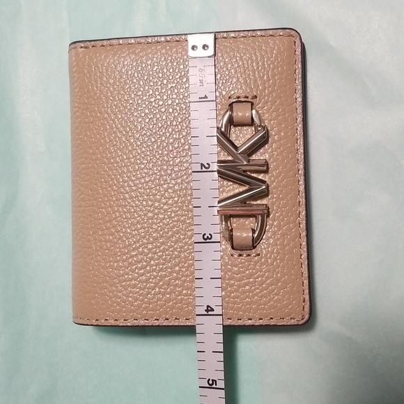 Michael Kors Izzy Small Leather ID Billfold Wallet - Picture 3 of 9
